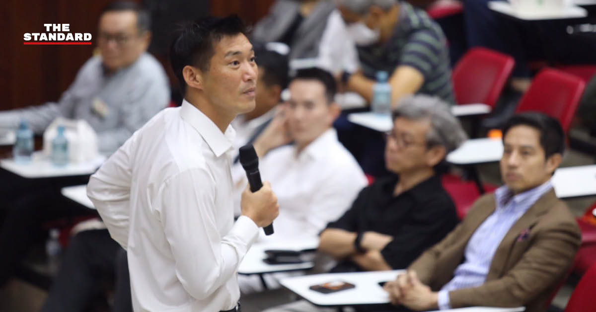 ธนาธร จึงรุ่งเรืองกิจ กล่าวปราศรัยในการเสวนา ‘กระจายอำนาจ ให้เมืองมีเสียง ให้คนมีสิทธิ’