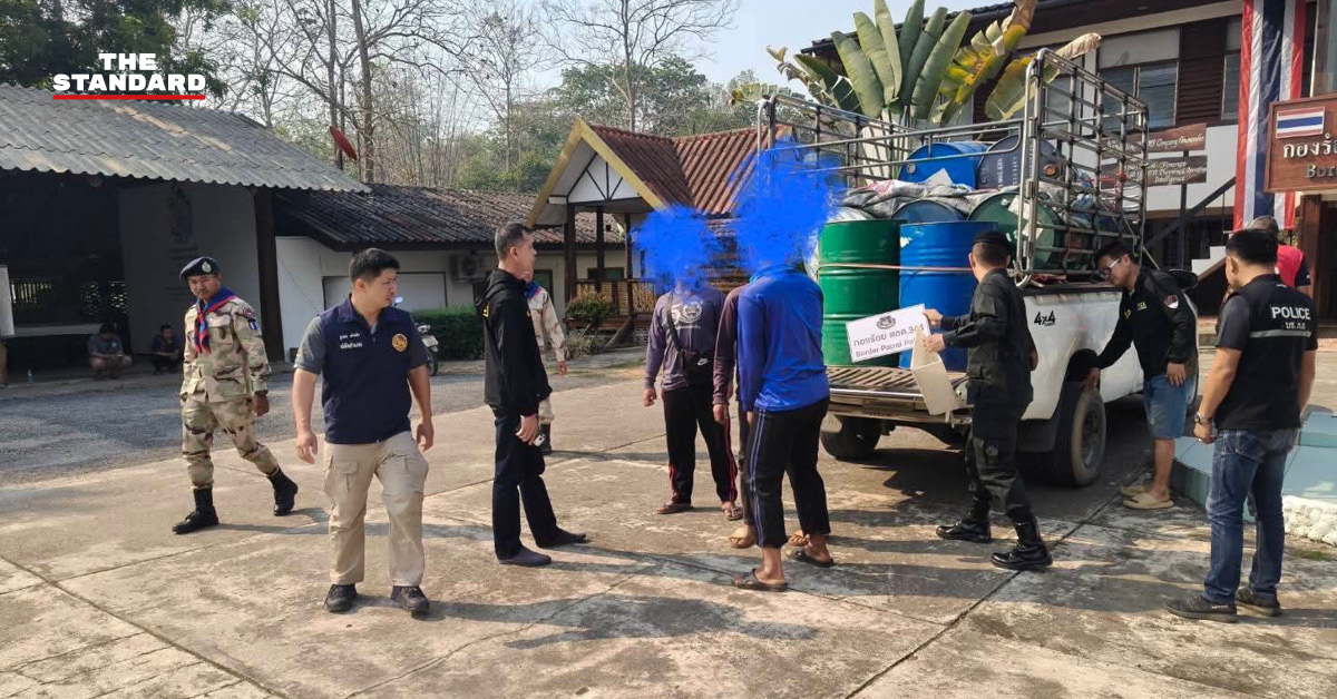 เจ้าหน้าที่ตรวจสอบรถกระบะบรรทุกน้ำมันดีเซลเถื่อน 2,800 ลิตร ที่ ชายแดนตาก