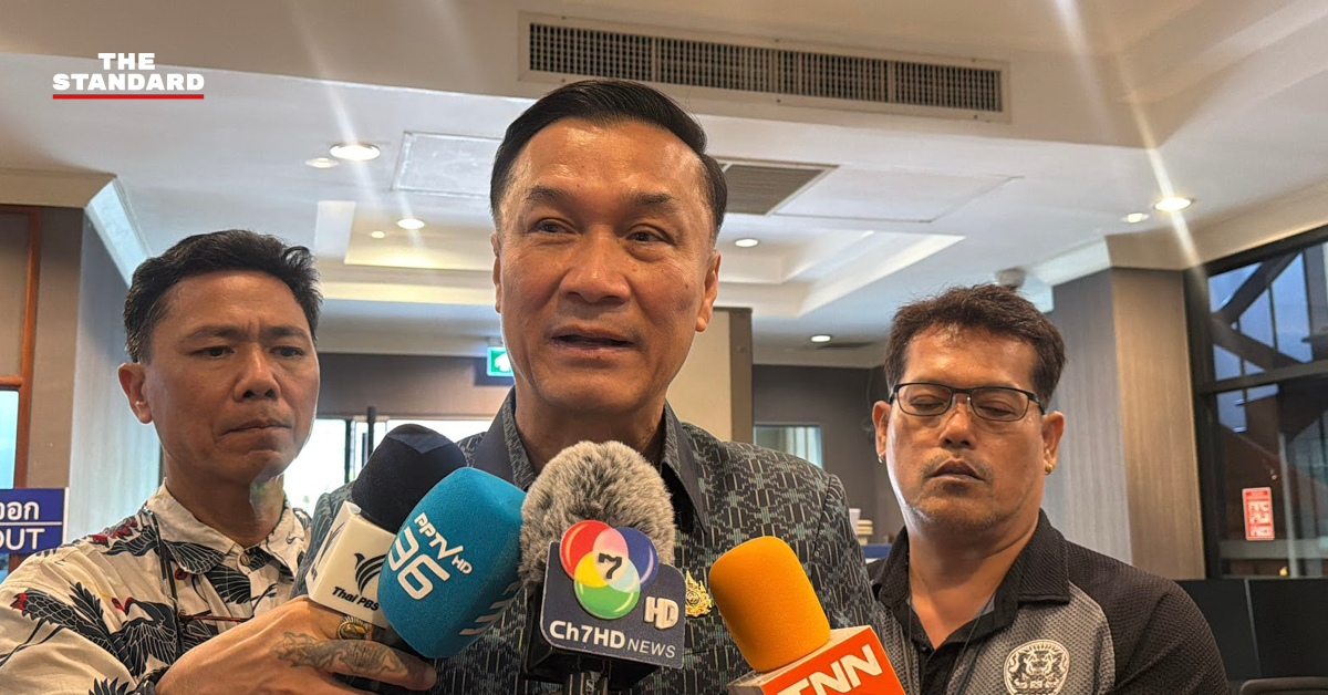 ทรงศักดิ์ ทองศรี รองนายกรัฐมนตรี ให้สัมภาษณ์ที่ทำเนียบรัฐบาล