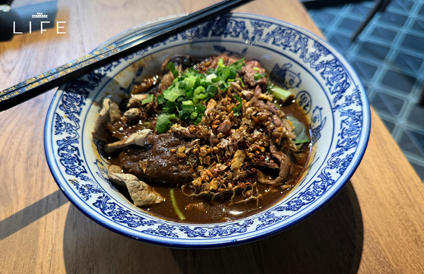 ก๋วยเตี๋ยวเรือทองสมิทธิ์ พร้อมบรรยากาศร้านที่ย่าน Wan Chai ฮ่องกง มีลูกค้าคนฮ่องกงต่อคิวรอชิม 3