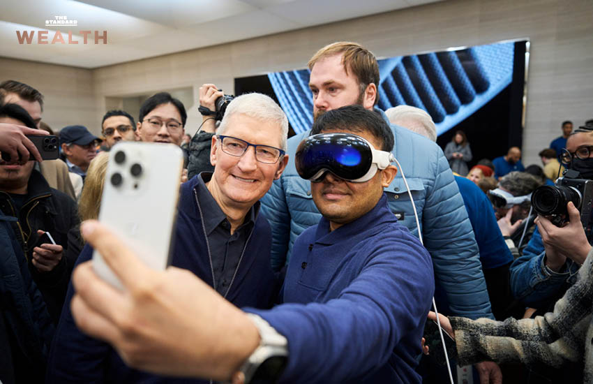 ภาพ ทิม คุก และ จอห์น เทอร์นัส ตัวแทนการเปลี่ยนผ่านตำแหน่ง CEO ของ Apple พร้อมความท้าทายด้าน AI 2