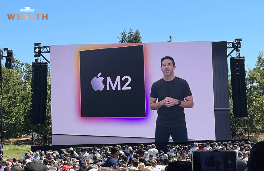 ภาพ ทิม คุก และ จอห์น เทอร์นัส ตัวแทนการเปลี่ยนผ่านตำแหน่ง CEO ของ Apple พร้อมความท้าทายด้าน AI 3