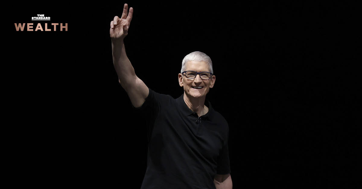ภาพ ทิม คุก และ จอห์น เทอร์นัส ตัวแทนการเปลี่ยนผ่านตำแหน่ง CEO ของ Apple พร้อมความท้าทายด้าน AI