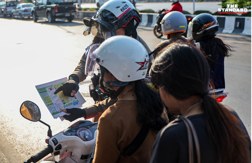 เจ้าหน้าที่ตำรวจกำลังกวดขันวินัยจราจรและตรวจสอบผู้ขับขี่ ณ จุดตรวจในวันแรกของการบังคับใช้กฎหมายใหม่ 4