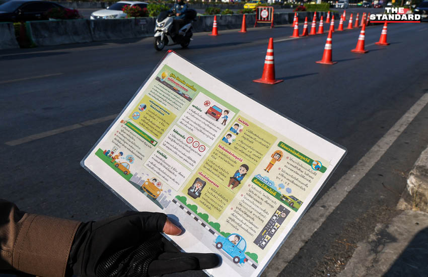 เจ้าหน้าที่ตำรวจกำลังกวดขันวินัยจราจรและตรวจสอบผู้ขับขี่ ณ จุดตรวจในวันแรกของการบังคับใช้กฎหมายใหม่ 7