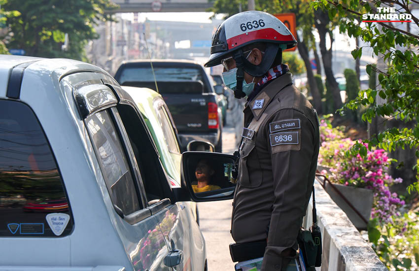 เจ้าหน้าที่ตำรวจกำลังกวดขันวินัยจราจรและตรวจสอบผู้ขับขี่ ณ จุดตรวจในวันแรกของการบังคับใช้กฎหมายใหม่ 8