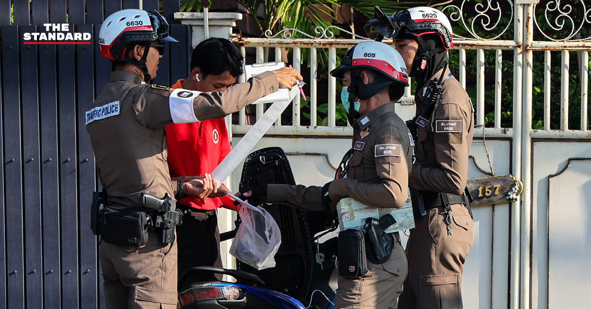 เจ้าหน้าที่ตำรวจกำลังกวดขันวินัยจราจรและตรวจสอบผู้ขับขี่ ณ จุดตรวจในวันแรกของการบังคับใช้กฎหมายใหม่