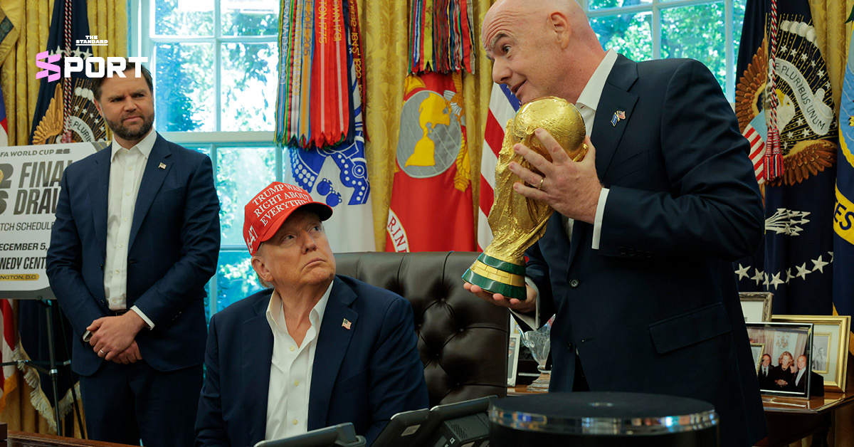 ภาพ โดนัลด์ ทรัมป์ และ จานนี อินฟานติโน ประธาน FIFA ขณะถือถ้วย ฟุตบอลโลก