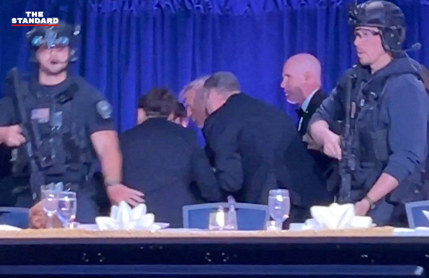 หน่วยอารักขาคุ้มกันประธานาธิบดีโดนัลด์ ทรัมป์ ขณะอพยพออกจากงานเลี้ยงทำเนียบขาว หลังเกิดเสียงคล้ายปืนดัง 1