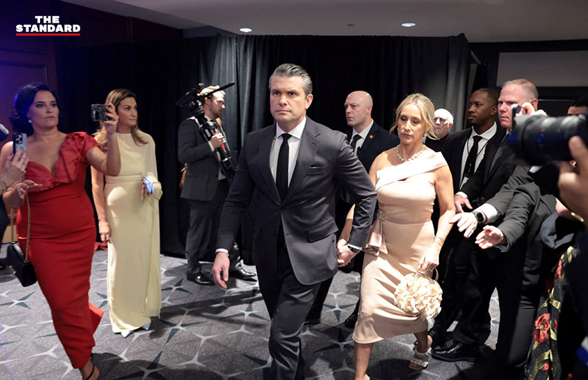 หน่วยอารักขาคุ้มกันประธานาธิบดีโดนัลด์ ทรัมป์ ขณะอพยพออกจากงานเลี้ยงทำเนียบขาว หลังเกิดเสียงคล้ายปืนดัง 2