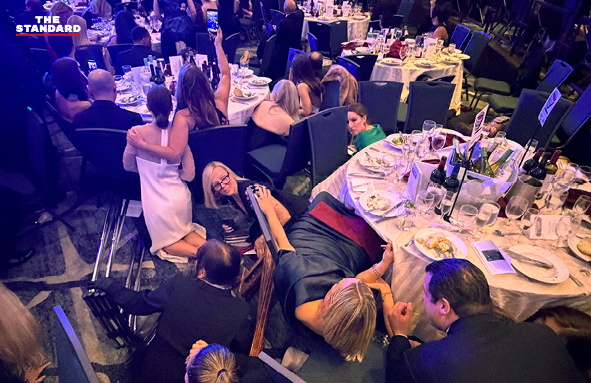 หน่วยอารักขาคุ้มกันประธานาธิบดีโดนัลด์ ทรัมป์ ขณะอพยพออกจากงานเลี้ยงทำเนียบขาว หลังเกิดเสียงคล้ายปืนดัง 4