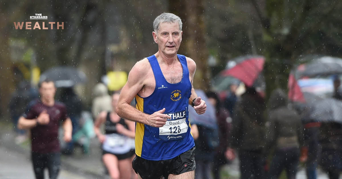 ภาพนักวิ่งในเมือง Bath สหราชอาณาจักร พร้อมข้อความชี้ช่องว่างสุขภาพคนรวย-คนจนในอังกฤษ