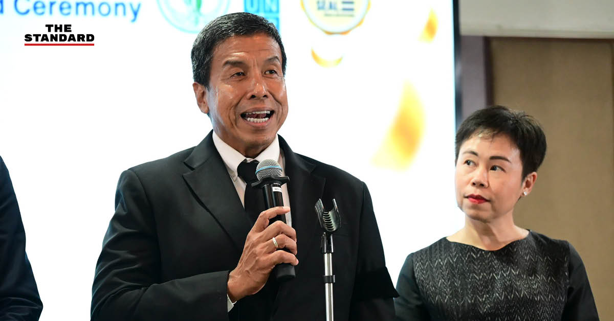 ชัชชาติ สิทธิพันธุ์ ผู้ว่าฯ กทม. รับมอบโล่รางวัลเหรียญทอง Gender Equality Seal จาก อเล็กซานเดอร์ เดอ ครู ผู้บริหารสูงสุด UNDP