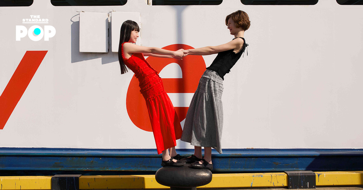 ภาพคอลเล็กชันเสื้อผ้า UNIQLO X Cecilie Bahnsen Spring/Summer 2026 เน้นสไตล์เฟมินีนและเสื้อผ้าเด็กผู้หญิง