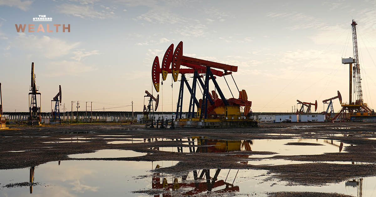 แท่นขุดเจาะน้ำมันยามเย็น สื่อถึงราคาน้ำมันดิบที่ลดลงและเงินบาทแข็งค่า