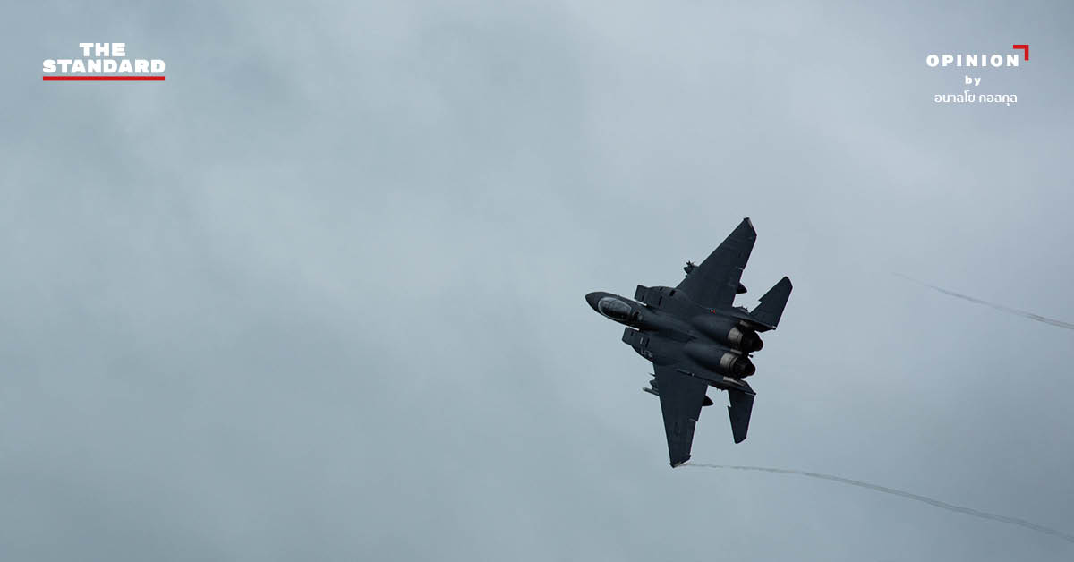 ภาพเครื่องบินขับไล่ F-15E หรือเฮลิคอปเตอร์กู้ภัยทางอากาศในปฏิบัติการช่วยเหลือของกองทัพสหรัฐฯ