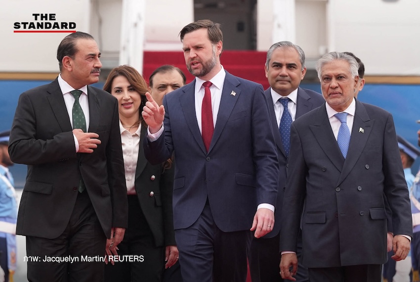 คณะผู้แทน สหรัฐฯ นำโดยรองประธานาธิบดี เจ.ดี. แวนซ์ ลงจากเครื่องบิน ณ ฐานทัพอากาศในกรุงอิสลามาบัด ประเทศปากีสถาน เพื่อเข้าร่วมการเจรจาสันติภาพ 2