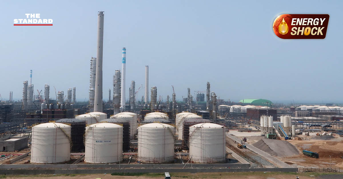 ถังน้ำมันและข้อความ สหรัฐฯ คว่ำบาตรโรงกลั่นน้ำมันจีน