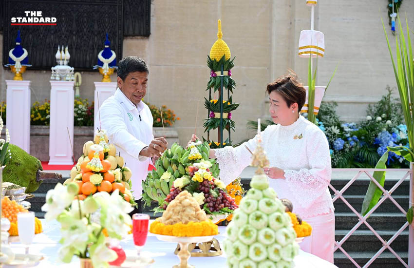 ภาพพิธีบวงสรวงเตรียมจัดงานครบรอบ 100 ปี สวรรคต ร.6 และ 100 ปี สวนลุมพินี โดยมี ชัชชาติ สิทธิพันธุ์ และ ยุพา ทวีวัฒนะกิจบวร ร่วมเป็นประธาน 2