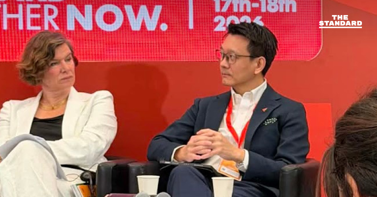 วีระยุทธ กาญจน์ชูฉัตร รองหัวหน้าพรรคประชาชน กำลังกล่าวสุนทรพจน์บนเวที GPM ที่บาร์เซโลนา