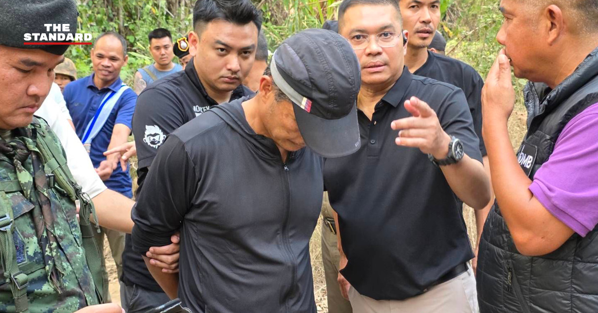 ภาพเจ้าหน้าที่ตำรวจแถลงข่าวจับกุมผู้ต้องหาคดีลอบยิง สส.กมลศักดิ์