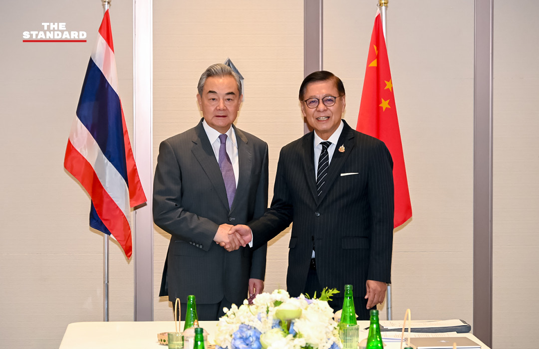 หวัง อี้ และ สีหศักดิ์ พวงเกตุแก้ว หารือกันอย่างไม่เป็นทางการ ณ กระบี่ 1