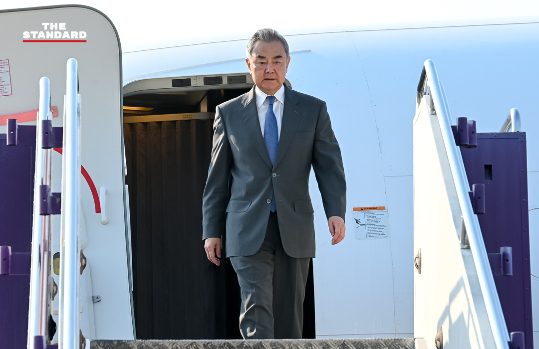 หวัง อี้ และ สีหศักดิ์ พวงเกตุแก้ว หารือกันอย่างไม่เป็นทางการ ณ กระบี่ 2