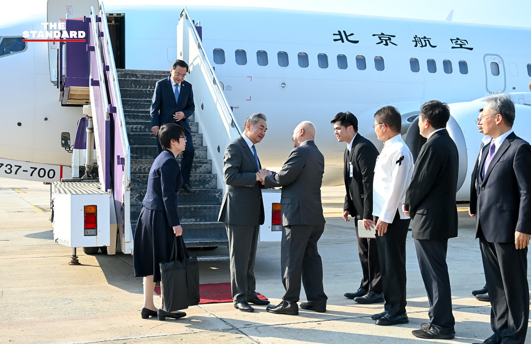 หวัง อี้ และ สีหศักดิ์ พวงเกตุแก้ว หารือกันอย่างไม่เป็นทางการ ณ กระบี่ 3