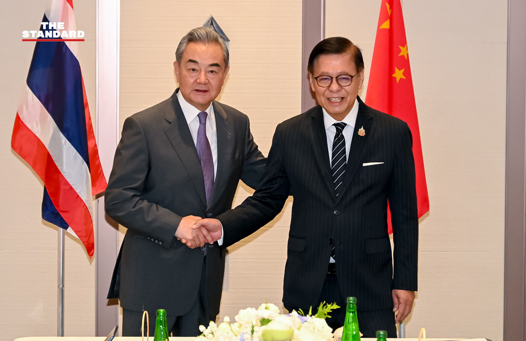 หวัง อี้ และ สีหศักดิ์ พวงเกตุแก้ว หารือกันอย่างไม่เป็นทางการ ณ กระบี่ 4