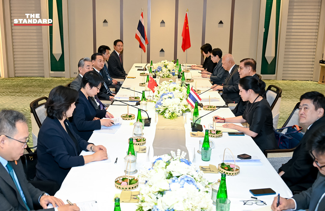 หวัง อี้ และ สีหศักดิ์ พวงเกตุแก้ว หารือกันอย่างไม่เป็นทางการ ณ กระบี่ 5