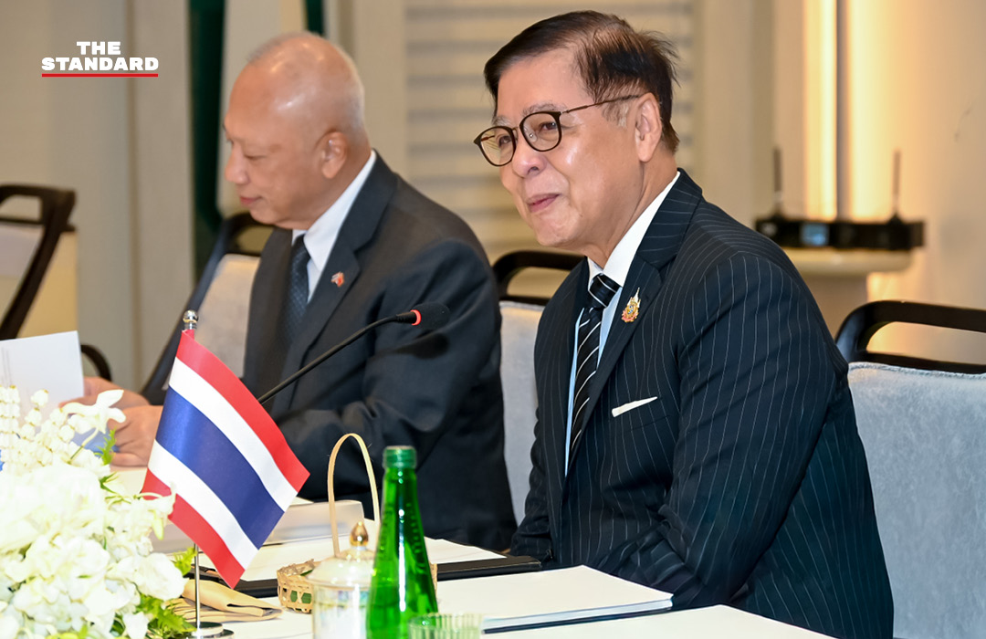 หวัง อี้ และ สีหศักดิ์ พวงเกตุแก้ว หารือกันอย่างไม่เป็นทางการ ณ กระบี่ 6