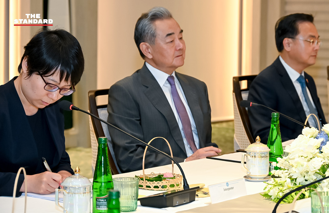 หวัง อี้ และ สีหศักดิ์ พวงเกตุแก้ว หารือกันอย่างไม่เป็นทางการ ณ กระบี่ 7