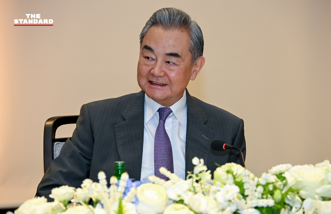 หวัง อี้ และ สีหศักดิ์ พวงเกตุแก้ว หารือกันอย่างไม่เป็นทางการ ณ กระบี่ 8