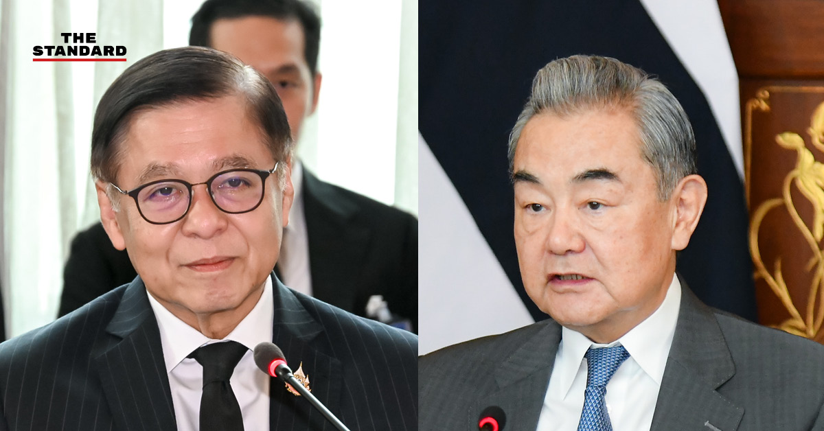 หวังอี้ รัฐมนตรีต่างประเทศจีน และสีหศักดิ์ พวงเกตุแก้ว รองนายกรัฐมนตรีและรัฐมนตรีว่าการกระทรวงการต่างประเทศ ยืนคู่กันในระหว่างการเยือนไทย