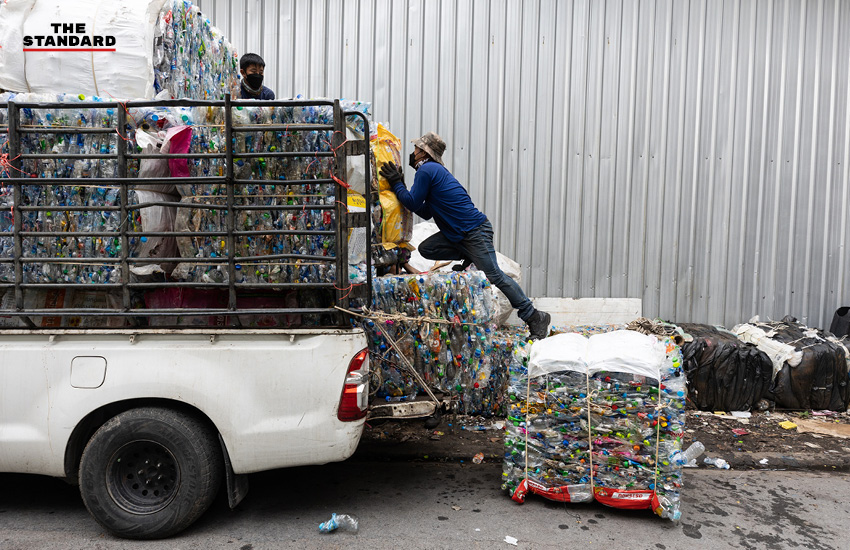 คนคัดแยกขยะในกรุงเทพฯ กำลังคัดแยกขวดพลาสติกเพื่อส่งขายรีไซเคิล 1