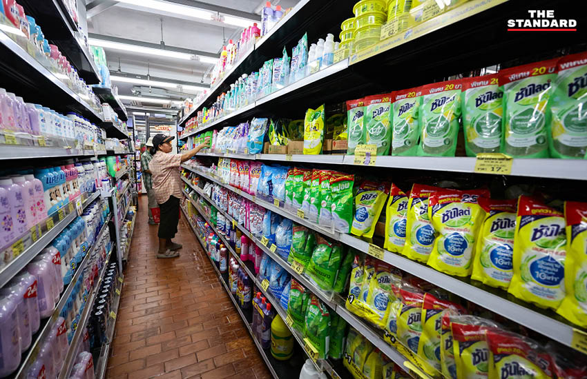 ประชาชนจำนวนมากใช้สิทธิบัตรสวัสดิการแห่งรัฐซื้อสินค้าในซูเปอร์มาร์เก็ต แต่เงิน 400 บาทยังไม่เข้า ทำให้เกิดความสับสน 10