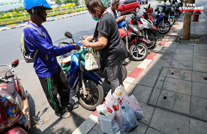 ประชาชนจำนวนมากใช้สิทธิบัตรสวัสดิการแห่งรัฐซื้อสินค้าในซูเปอร์มาร์เก็ต แต่เงิน 400 บาทยังไม่เข้า ทำให้เกิดความสับสน 11