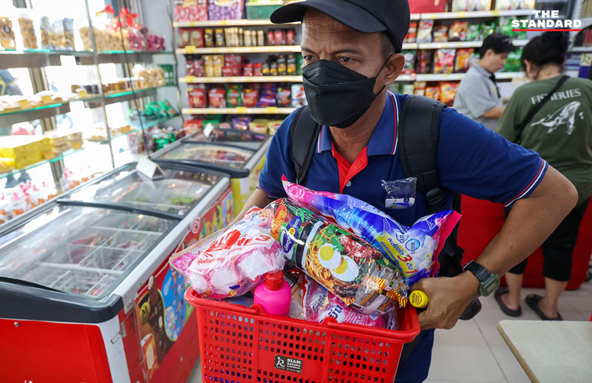 ประชาชนจำนวนมากใช้สิทธิบัตรสวัสดิการแห่งรัฐซื้อสินค้าในซูเปอร์มาร์เก็ต แต่เงิน 400 บาทยังไม่เข้า ทำให้เกิดความสับสน 2