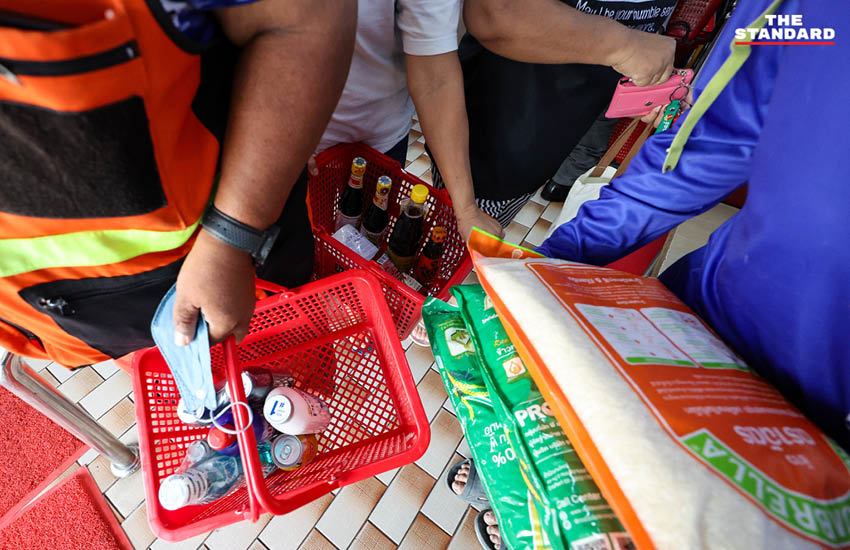 ประชาชนจำนวนมากใช้สิทธิบัตรสวัสดิการแห่งรัฐซื้อสินค้าในซูเปอร์มาร์เก็ต แต่เงิน 400 บาทยังไม่เข้า ทำให้เกิดความสับสน 3