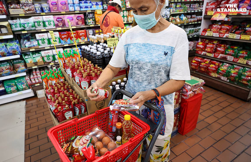 ประชาชนจำนวนมากใช้สิทธิบัตรสวัสดิการแห่งรัฐซื้อสินค้าในซูเปอร์มาร์เก็ต แต่เงิน 400 บาทยังไม่เข้า ทำให้เกิดความสับสน 4