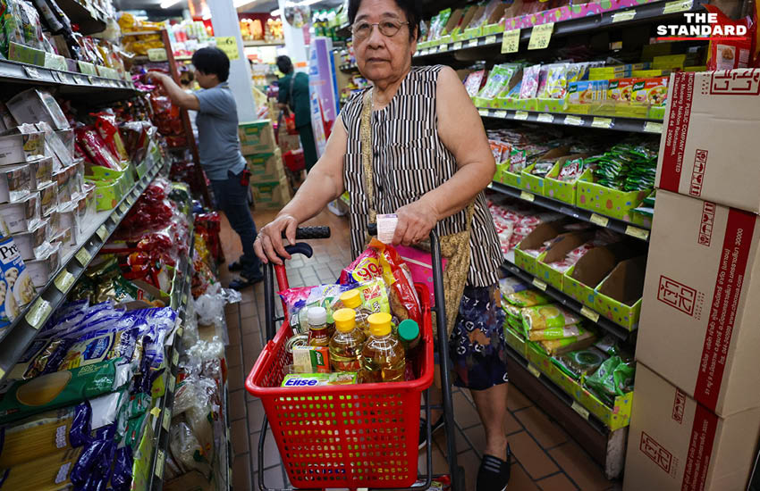 ประชาชนจำนวนมากใช้สิทธิบัตรสวัสดิการแห่งรัฐซื้อสินค้าในซูเปอร์มาร์เก็ต แต่เงิน 400 บาทยังไม่เข้า ทำให้เกิดความสับสน 6