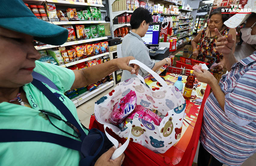 ประชาชนจำนวนมากใช้สิทธิบัตรสวัสดิการแห่งรัฐซื้อสินค้าในซูเปอร์มาร์เก็ต แต่เงิน 400 บาทยังไม่เข้า ทำให้เกิดความสับสน 7