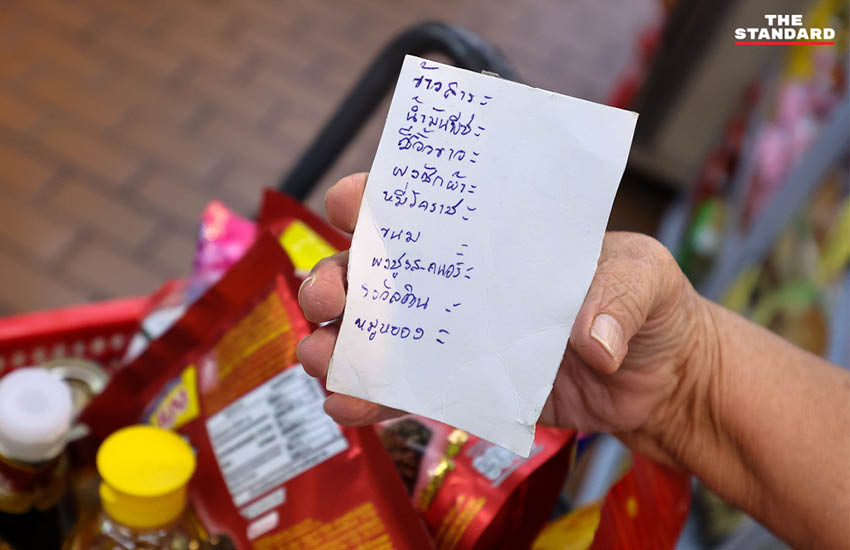 ประชาชนจำนวนมากใช้สิทธิบัตรสวัสดิการแห่งรัฐซื้อสินค้าในซูเปอร์มาร์เก็ต แต่เงิน 400 บาทยังไม่เข้า ทำให้เกิดความสับสน 8