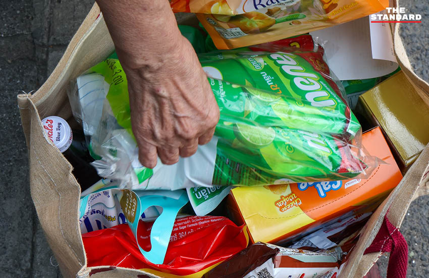 ประชาชนจำนวนมากใช้สิทธิบัตรสวัสดิการแห่งรัฐซื้อสินค้าในซูเปอร์มาร์เก็ต แต่เงิน 400 บาทยังไม่เข้า ทำให้เกิดความสับสน 9