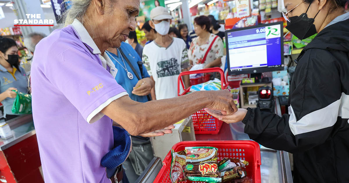 ประชาชนจำนวนมากใช้สิทธิบัตรสวัสดิการแห่งรัฐซื้อสินค้าในซูเปอร์มาร์เก็ต แต่เงิน 400 บาทยังไม่เข้า ทำให้เกิดความสับสน