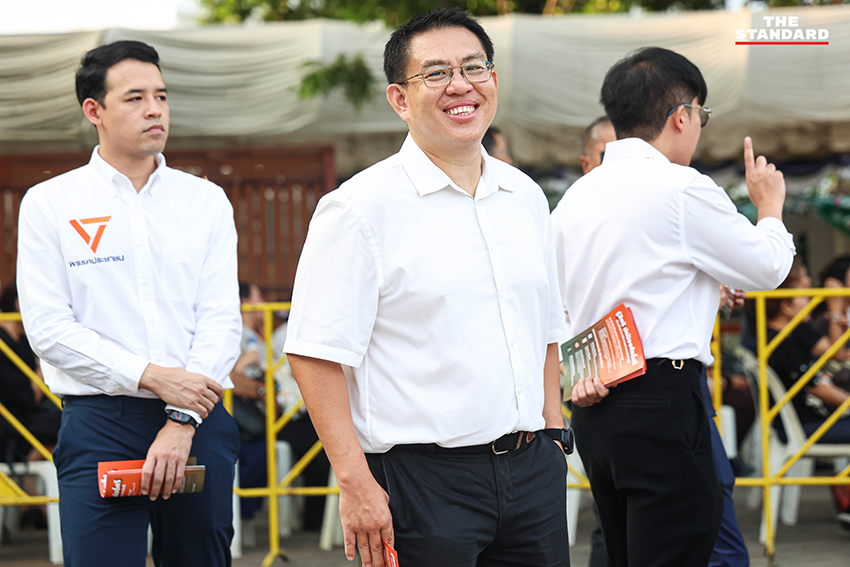 วิโรจน์ ลักขณาอดิศร ลงพื้นที่สังเกตการณ์การเกณฑ์ทหาร พร้อมทวงถามนโยบายทหารอาสา 1