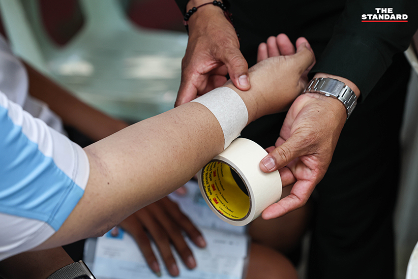 วิโรจน์ ลักขณาอดิศร ลงพื้นที่สังเกตการณ์การเกณฑ์ทหาร พร้อมทวงถามนโยบายทหารอาสา 11