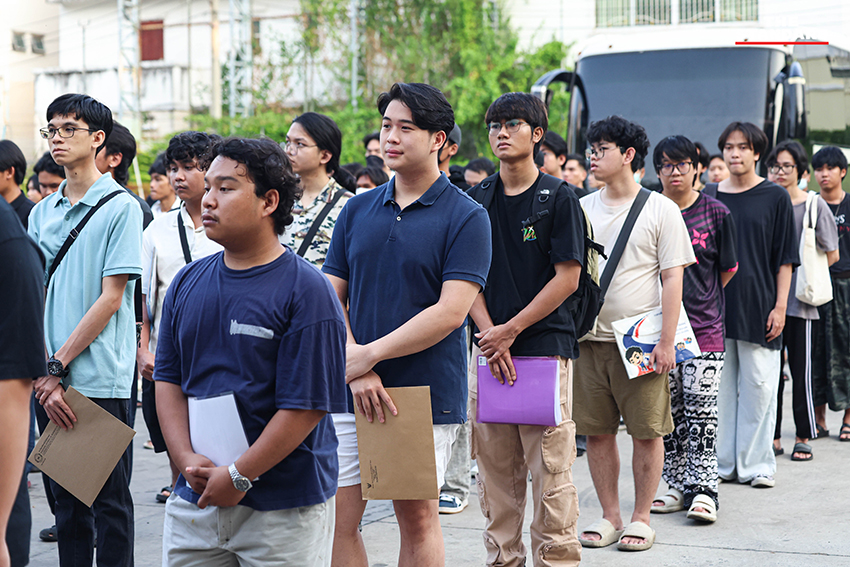 วิโรจน์ ลักขณาอดิศร ลงพื้นที่สังเกตการณ์การเกณฑ์ทหาร พร้อมทวงถามนโยบายทหารอาสา 12