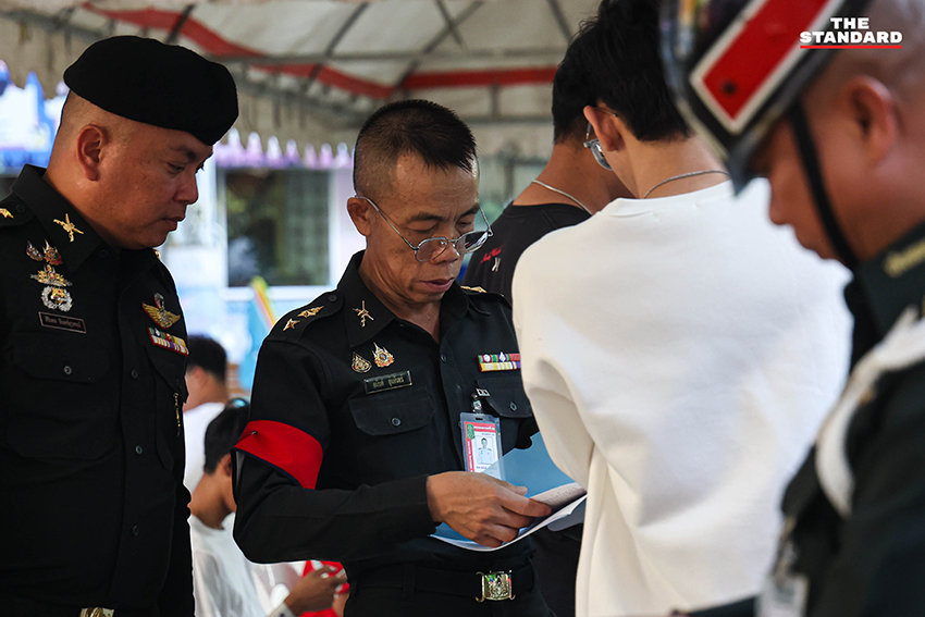 วิโรจน์ ลักขณาอดิศร ลงพื้นที่สังเกตการณ์การเกณฑ์ทหาร พร้อมทวงถามนโยบายทหารอาสา 13