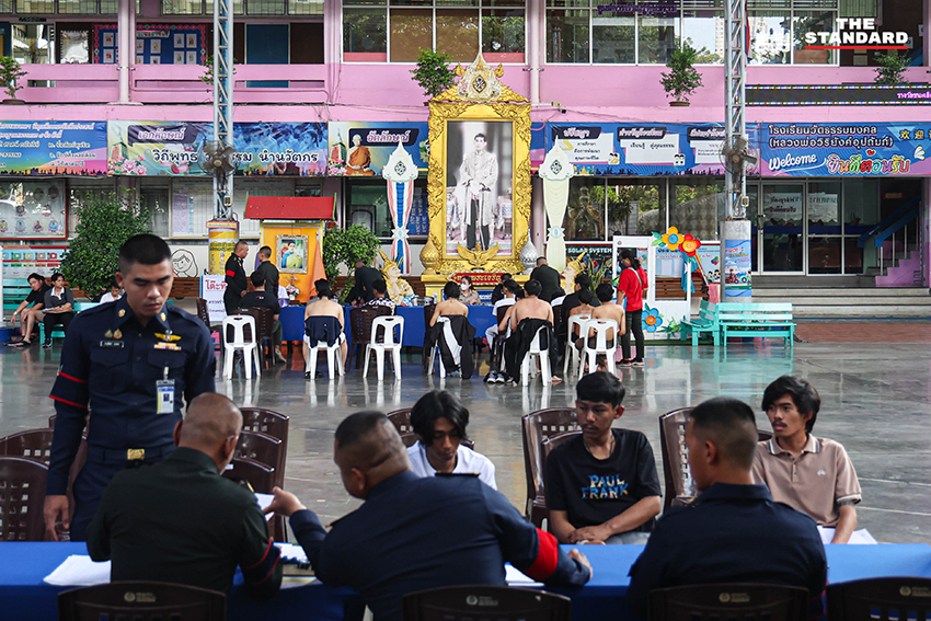 วิโรจน์ ลักขณาอดิศร ลงพื้นที่สังเกตการณ์การเกณฑ์ทหาร พร้อมทวงถามนโยบายทหารอาสา 14